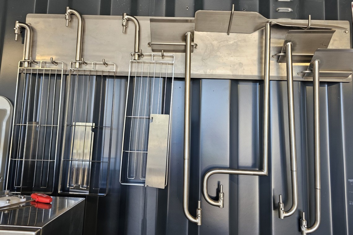 Messerharfe und Rührschaufel aufgehängt